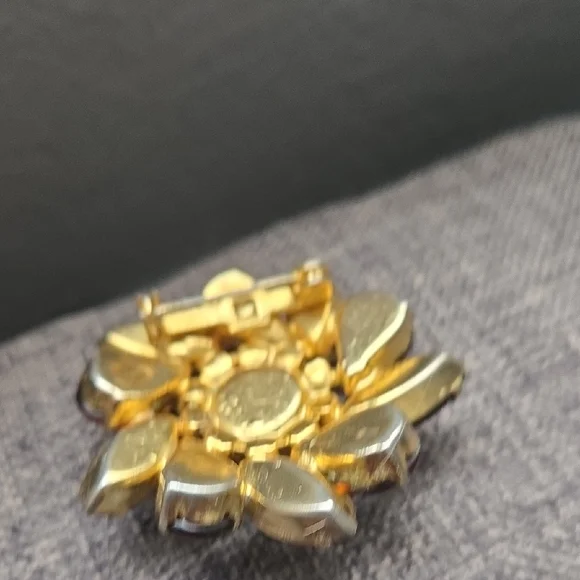 VINTAGE Gold and Brown Floral Brooch - Picture 11 of 11